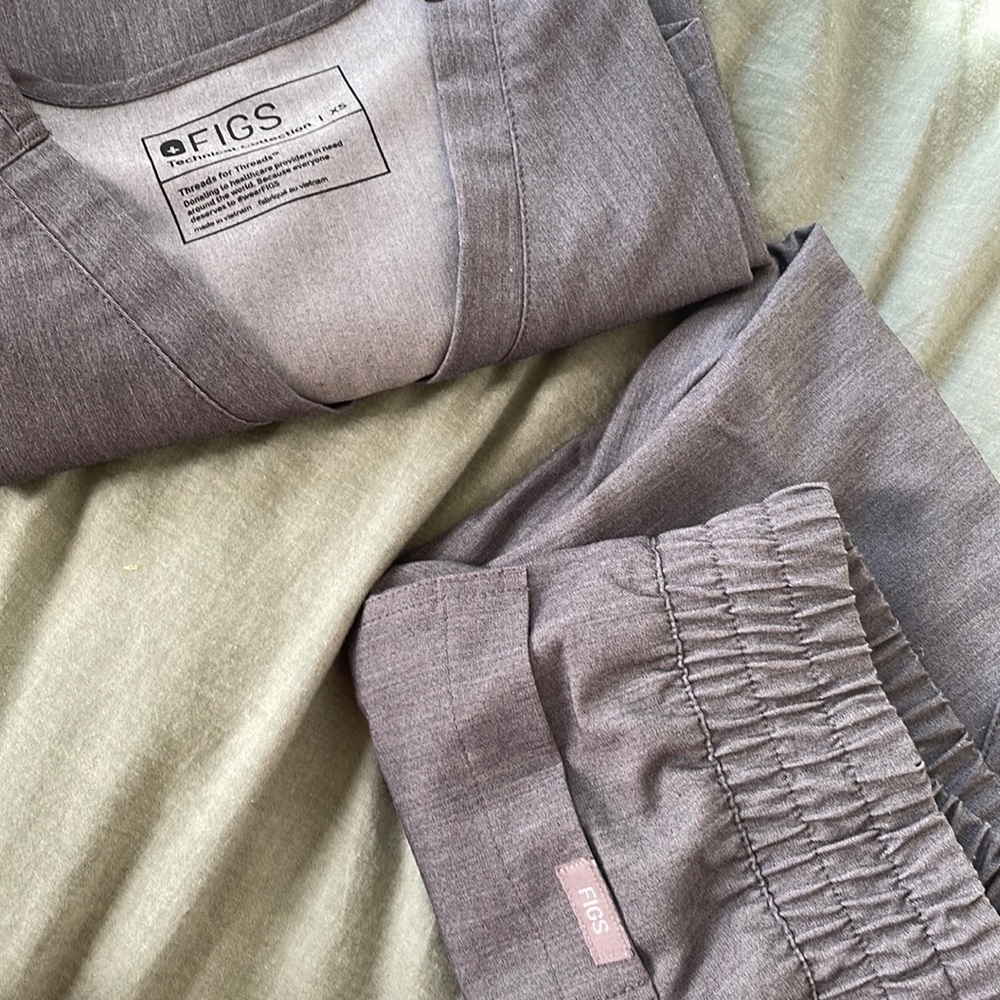 FIGS scrub set